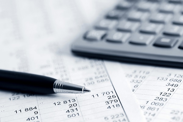 Taschenrechner, Stift und Papier