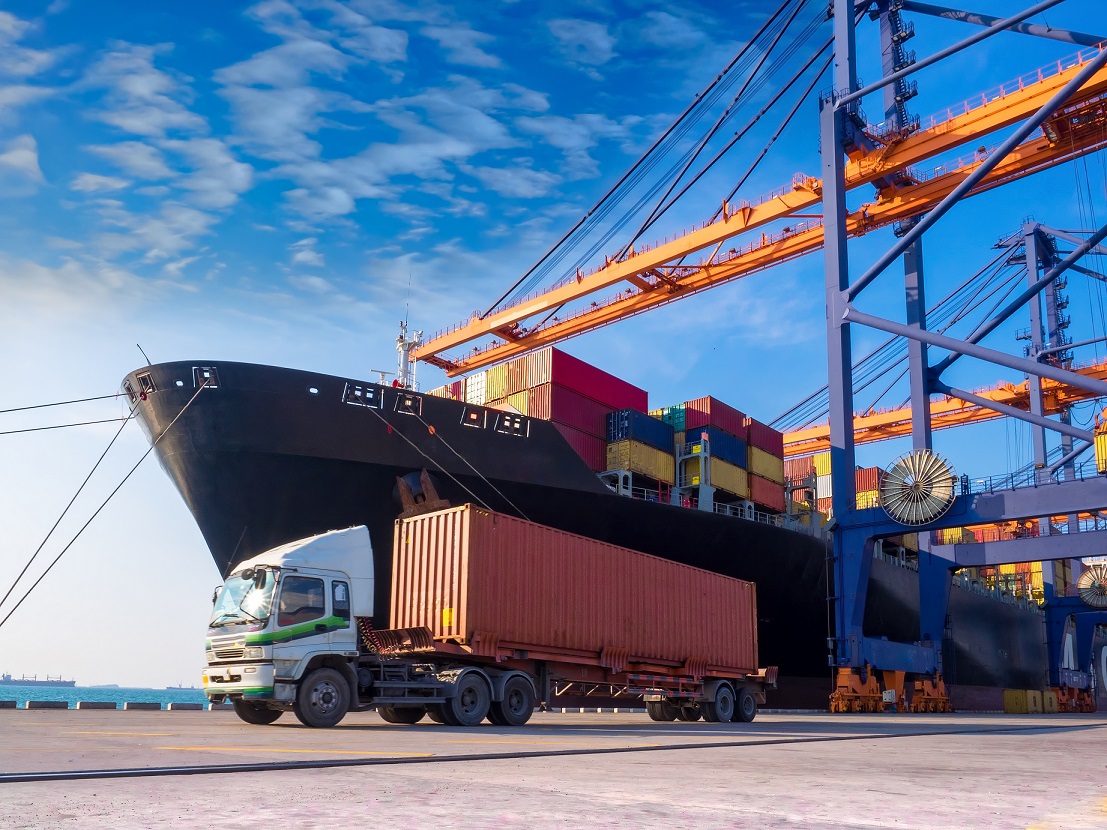 Hafen Hafen mit LKW, Schiff und Kranen