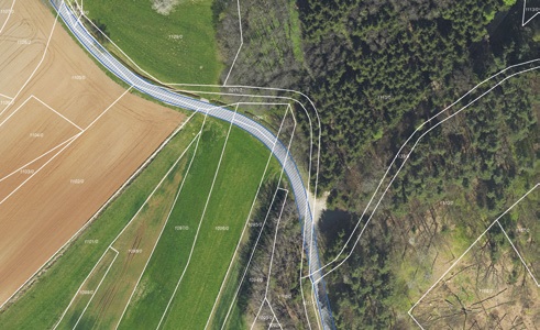 Widmung-RealeSituation Orthofoto mit eingezeichneter, teilweise neben der Straße verlaufender Widmung