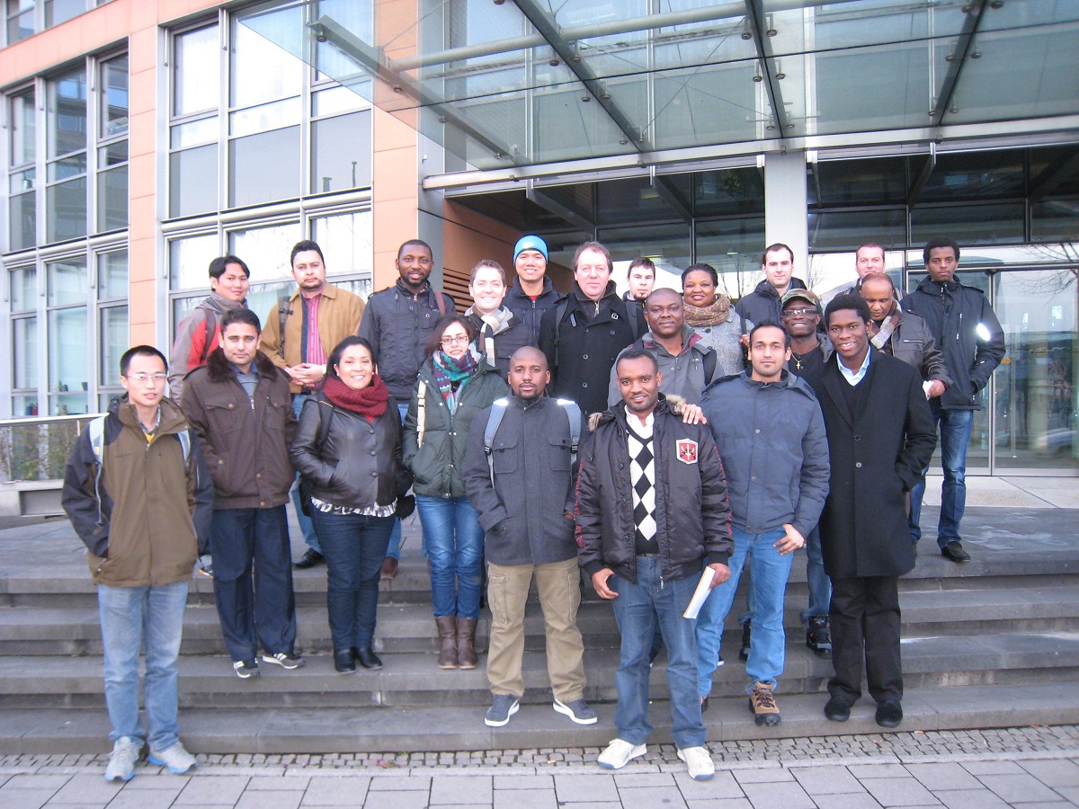 Studierende des ITC am Sitz der Hansa Luftbild