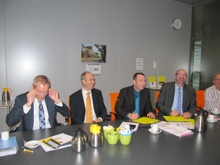 Vertragsunterzeichnung zwischen Vertretern der Hansa Luftbild und Rijkswaterstaat.